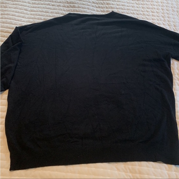 warm and cozy Black knit sweater hi low with v-neck - Picture 3 of 7